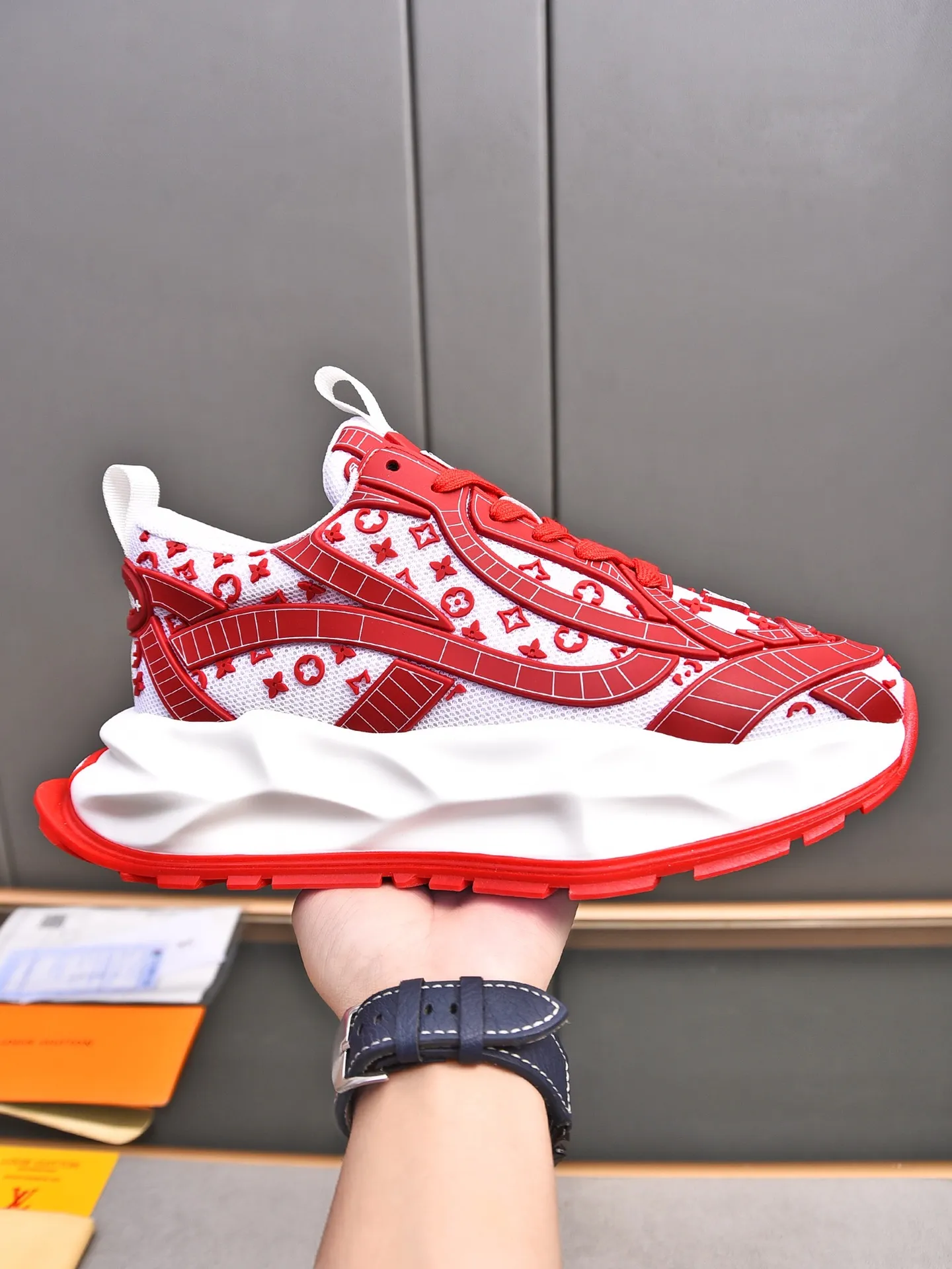 Men's shoes 💰580 📛📛【LOUIS VUITTON】Louis Vuitton 2024 new products👟Milan fashion catwalk style🇰🇾🇰🇾LV family logo, big-name style, a must-have for fashionistas⚠️Imported mesh with high-tech glue technology➕Cow leather➕Breathable mesh lining➕Genuine leather feet➕Special foam outsole👞Number 38-44 (45 46 custom-made)